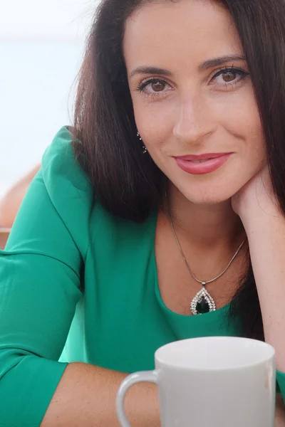 Porträtt av attraktiv kvinna sitter på kafé — Stockfoto