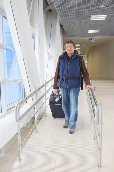 Τουρίστας με μια βαλίτσα στο αεροδρόμιο — Φωτογραφία Αρχείου