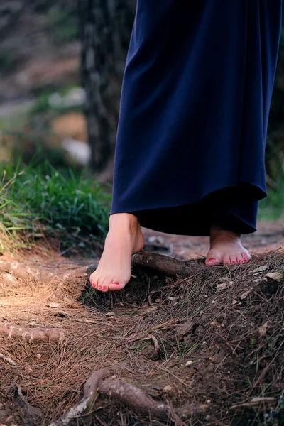 Young girl's foots on a wooden road — Stock Photo, Image