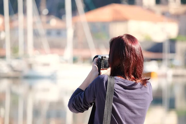 Flicka fotografier fjärden av Kotor — Stockfoto