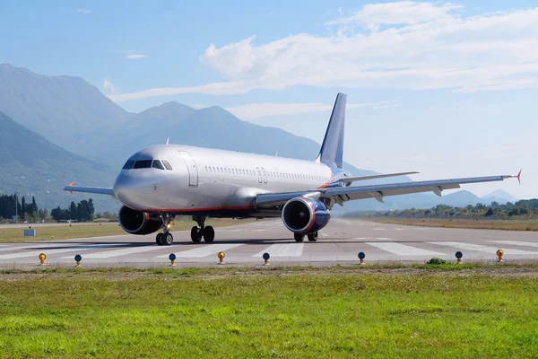 Jet na letiště Tivat — Stock fotografie
