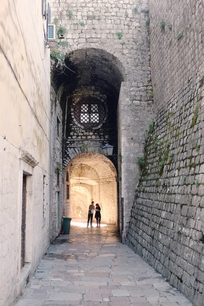 Tourists in the old town of Kotor — Stock Photo, Image