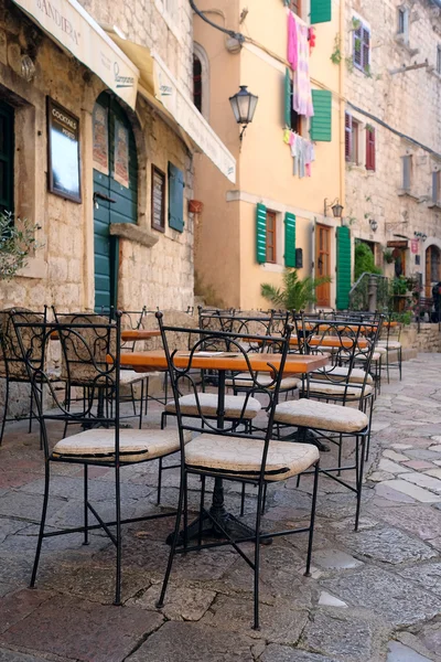 Cafe i den gamla staden Kotor — Stockfoto