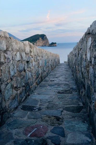 Straat van de oude stad in Budva — Stockfoto