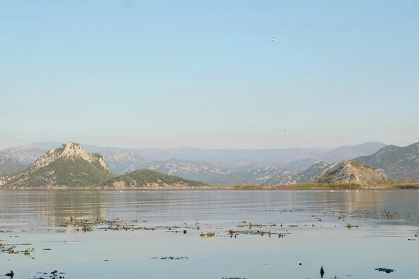 Paisaje con la imagen del lago Skadar — Foto de Stock