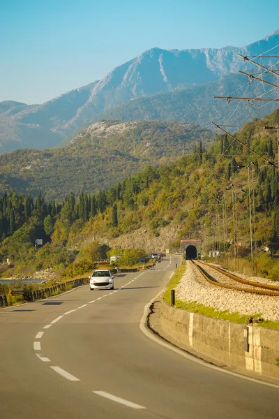 Paesaggio con l'immagine di strada di montagna in montenegro — Foto Stock