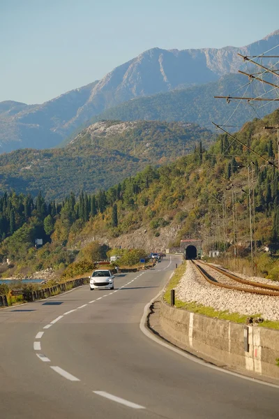 Paesaggio con l'immagine di strada di montagna in montenegro — Foto Stock