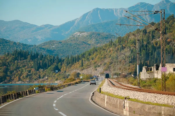 Paesaggio con l'immagine di strada di montagna in montenegro — Foto Stock