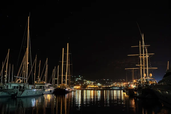 Яхты в ночной гавани — стоковое фото