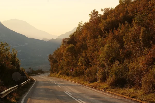 Paesaggio con l'immagine di strada di montagna in montenegro — Foto Stock