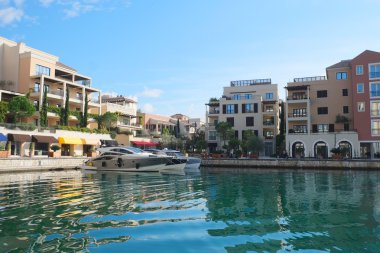 Tivat Limanı bir tekneye görüntüsünü