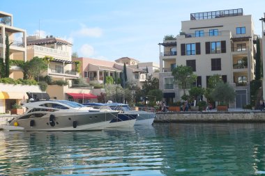 Tivat Limanı bir tekneye görüntüsünü