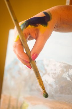 Ressamın el bir fırça ile