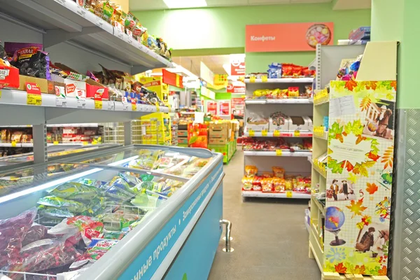 Intérieur d'un supermarché à Puschino — Photo