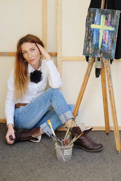Portrait of a painter in the art-studio — Stock Photo, Image