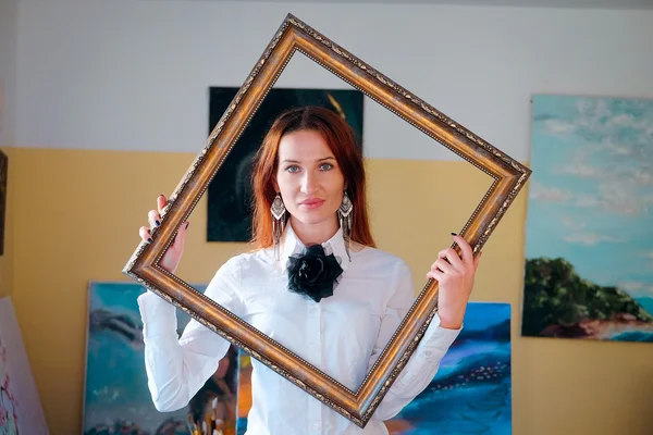 Portrait of a painter in the art-studio — Stock Photo, Image