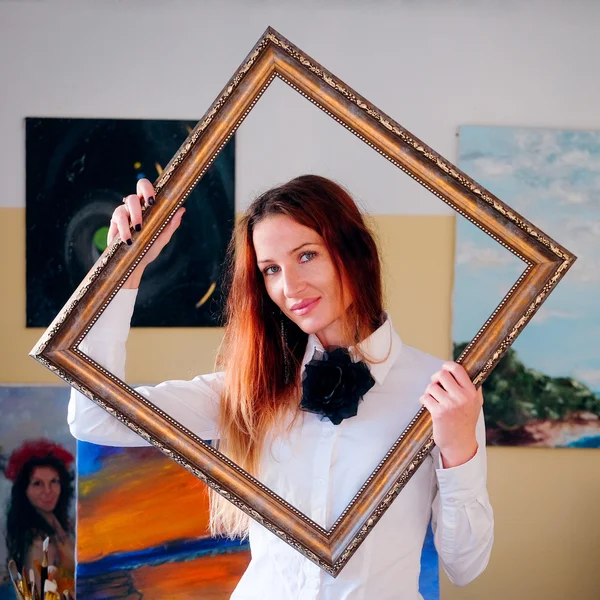 Retrato de um pintor no estúdio de arte — Fotografia de Stock