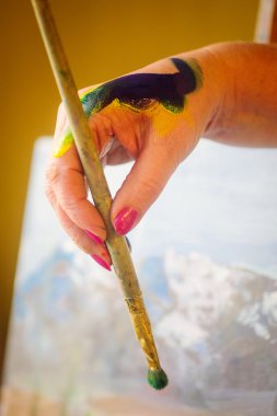 Sanatçının el fırçaları ile