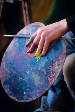 Sanatçının el fırçaları ile