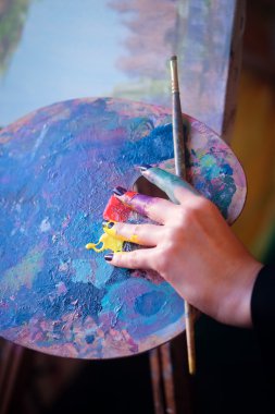 Sanatçının el fırçaları ile