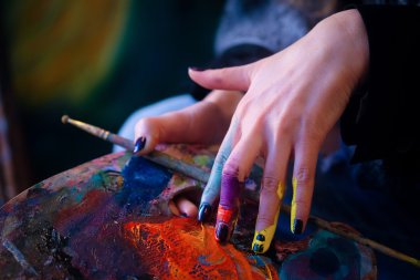 Sanatçının el fırçaları ile