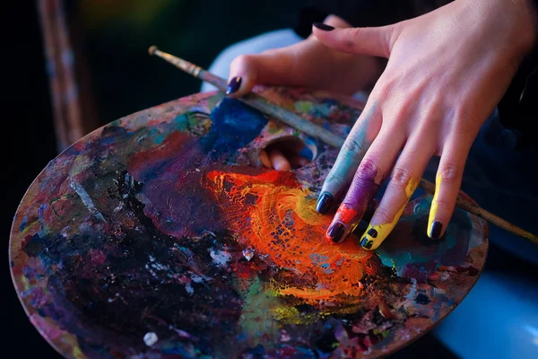 Sanatçının el fırçaları ile