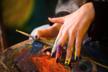Sanatçının el fırçaları ile
