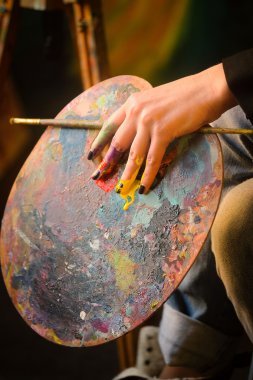 Sanatçının el fırçaları ile