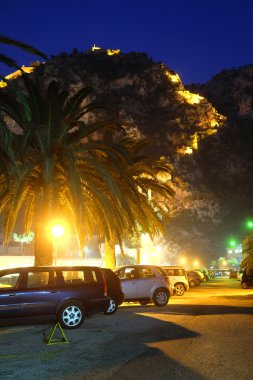 Kotor otomobillerin gece Park
