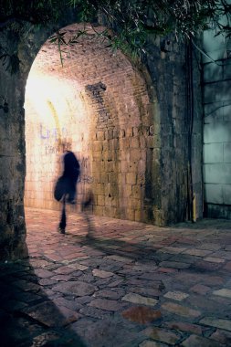 Bir kızın bulanık silthouette