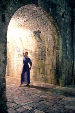 Bir kızın bulanık silthouette