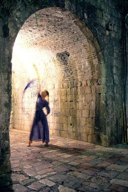 Bir kızın bulanık silthouette