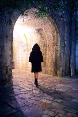 Bir kızın bulanık silthouette