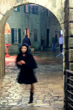 Bir kızın bulanık silthouette