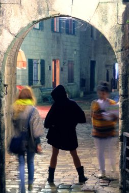 Eski bir şehir içinde kalabalık