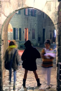 Eski bir şehir içinde kalabalık