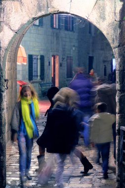 Eski bir şehir içinde kalabalık