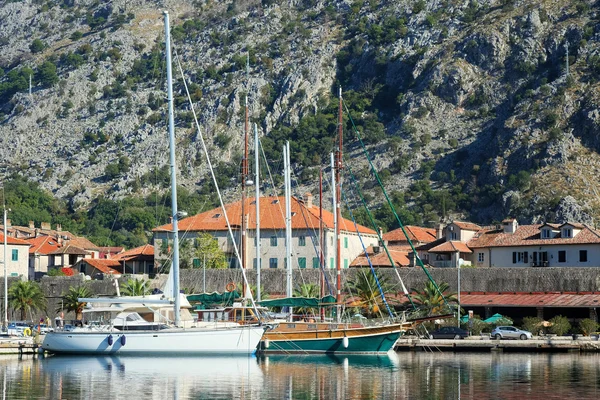 Meereslandschaft mit dem Bild des montenegrinischen Hafens — Stockfoto