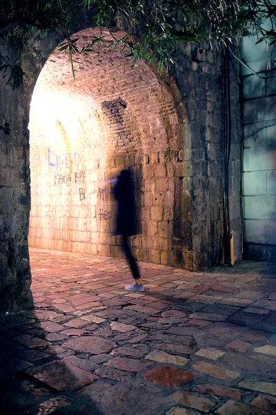 Bir kızın bulanık silthouette