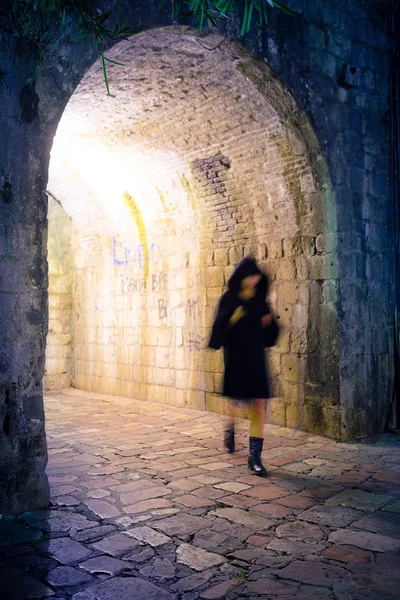 Bir kızın bulanık silthouette