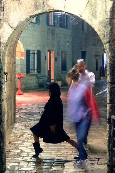 Eski bir şehir içinde kalabalık