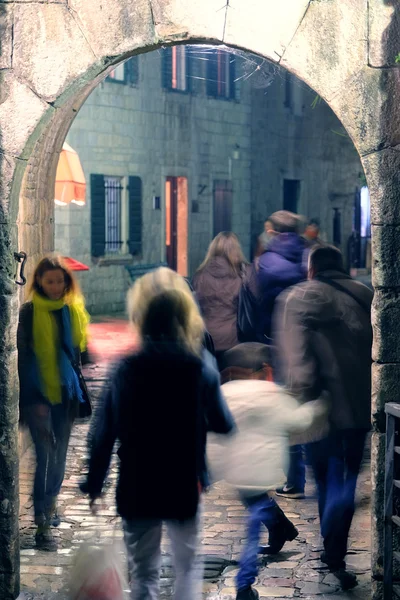 Eski bir şehir içinde kalabalık