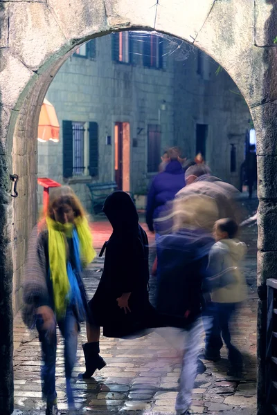 Eski bir şehir içinde kalabalık