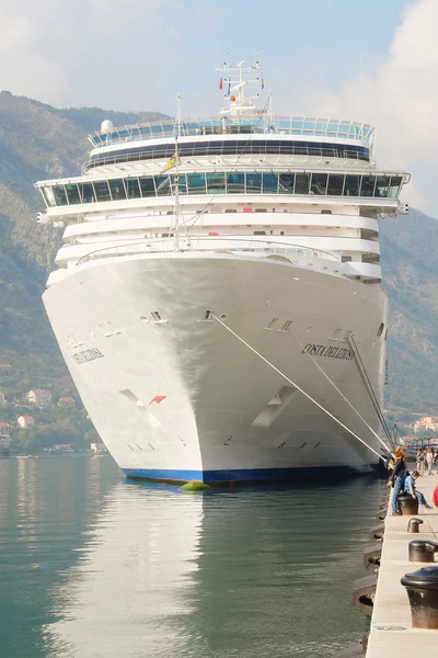 Nave da crociera a Kotor — Foto Stock