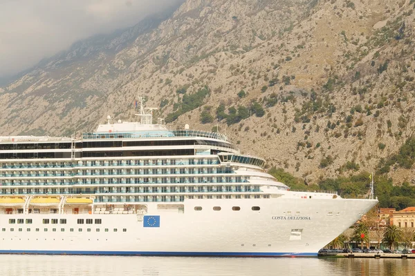 Nave da crociera a Kotor — Foto Stock