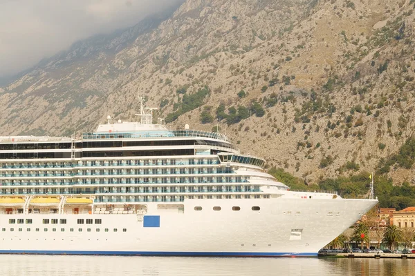 Cruise liner in Kotor — Stock Photo, Image