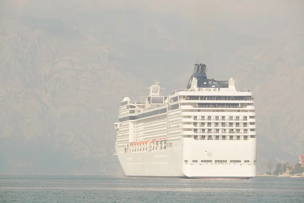 Nave da crociera a Kotor — Foto Stock