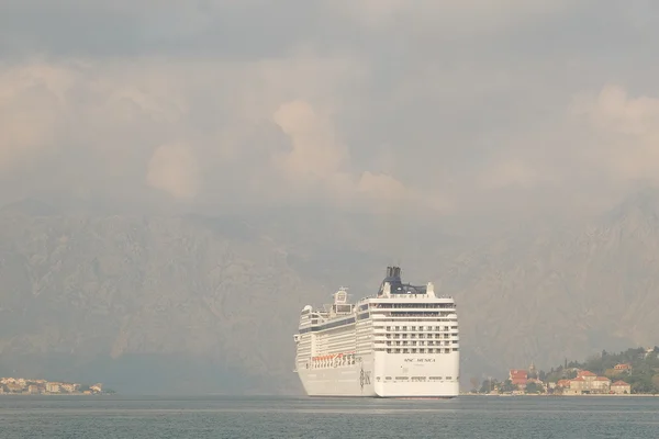 Nave da crociera a Kotor — Foto Stock