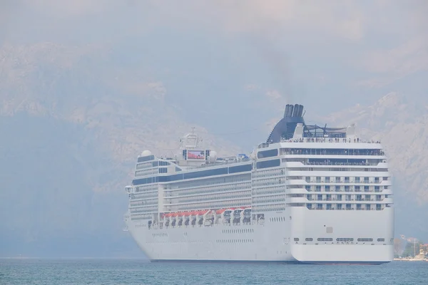 Cruise liner in Kotor — Stock Photo, Image