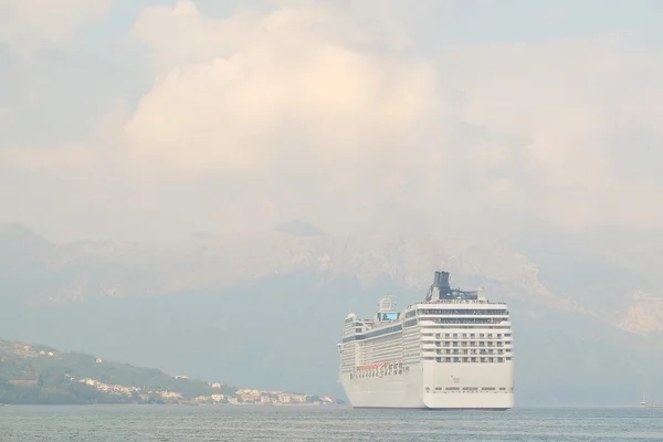 Nave da crociera a Kotor — Foto Stock